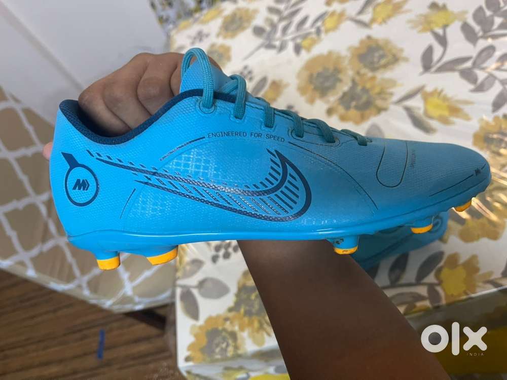 Size 8 (Nike Mercurial Vapor 14 Club football shoes)