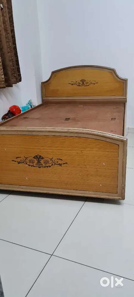 Sale Bed 5*6 with storage box.