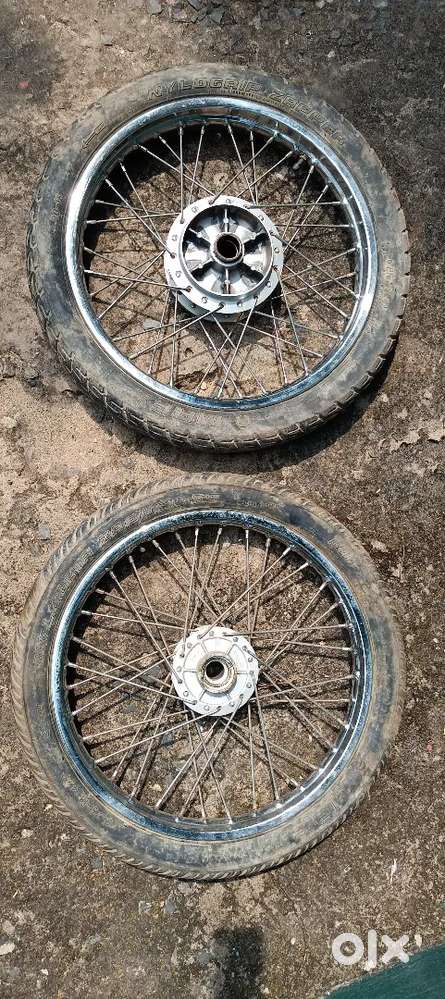 RE Thunderbird spoke wheels & silencer both Original