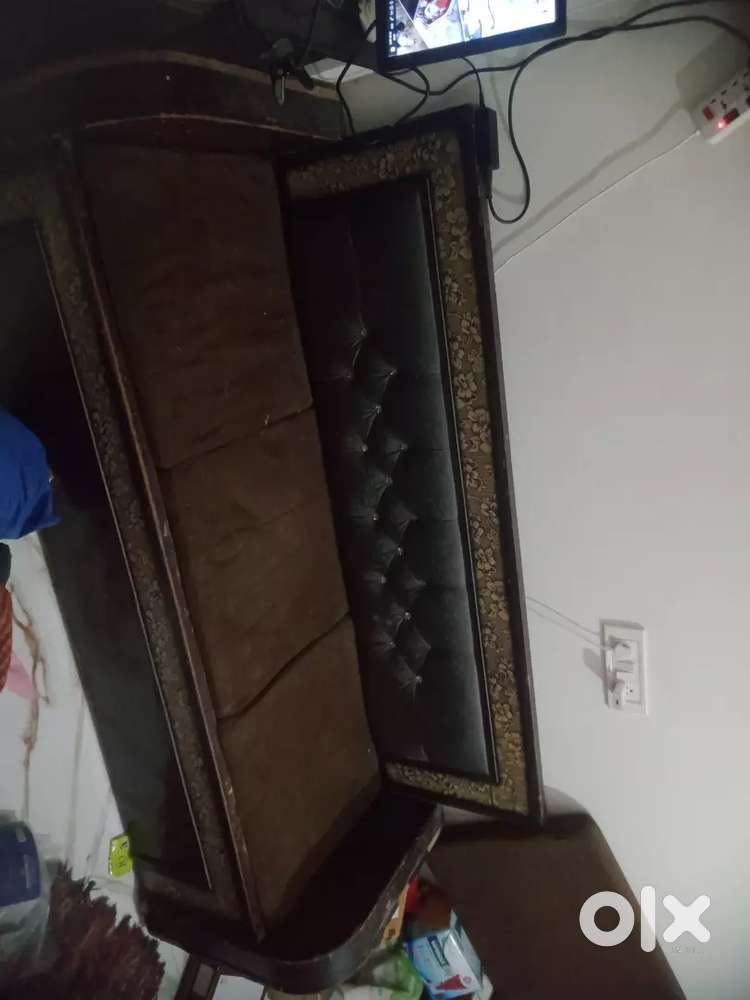 Comfortable Box Storage Sofa Set – Great Condition & Design!