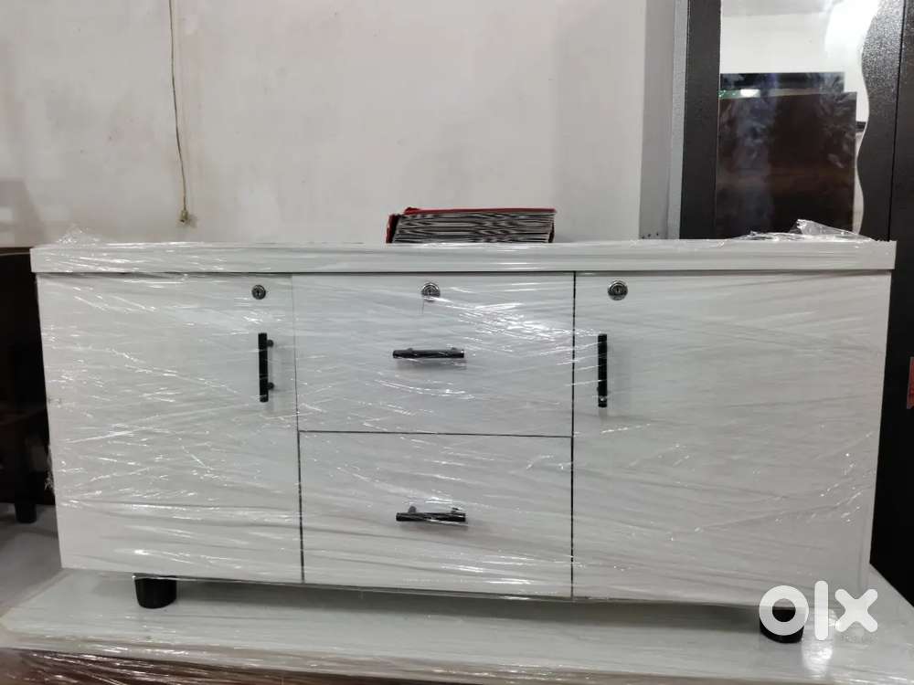 T V Base White Cpl