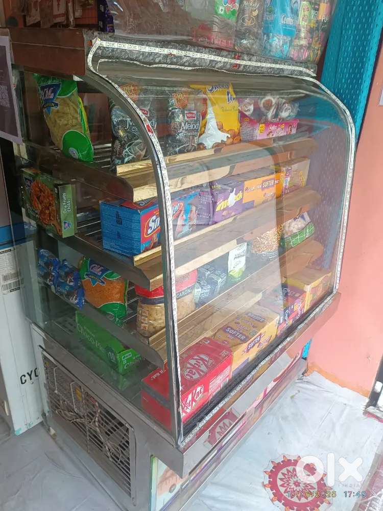 केक डिस्प्ले फ्रिज सेल करना है बहुत ही अच्छी और रनिंग कंडीशन में