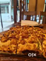 waitress / pizza maker