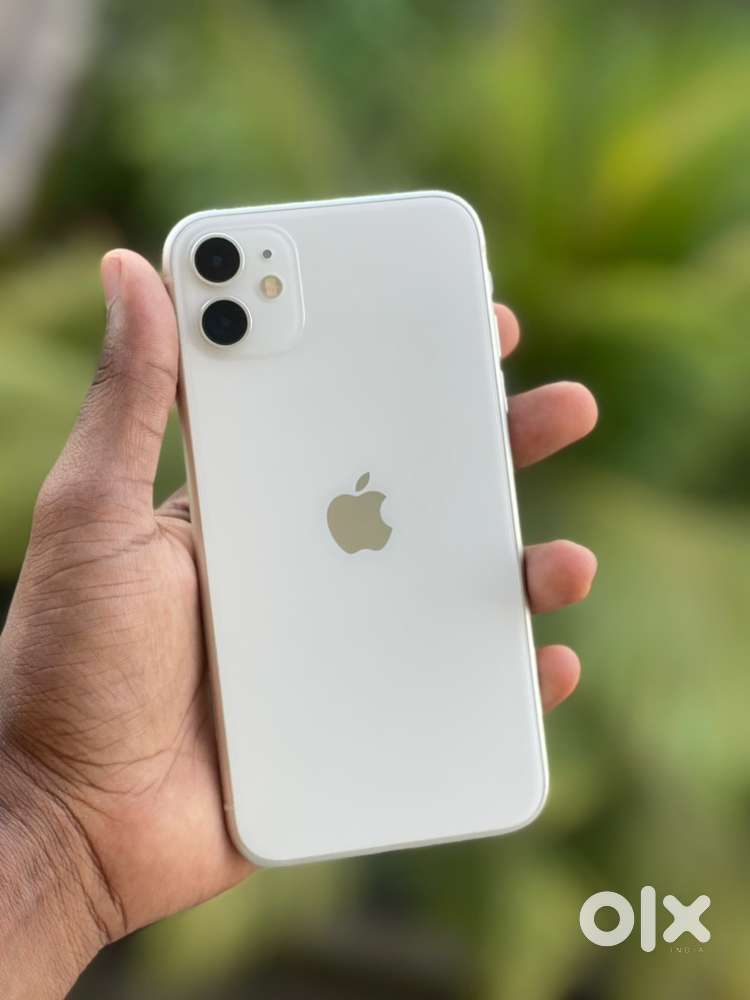 IPHONE 11 64GB IN MINT CONDITION