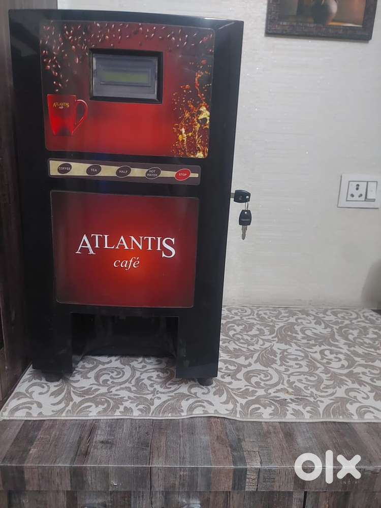 Coffee and tea machine with hot water