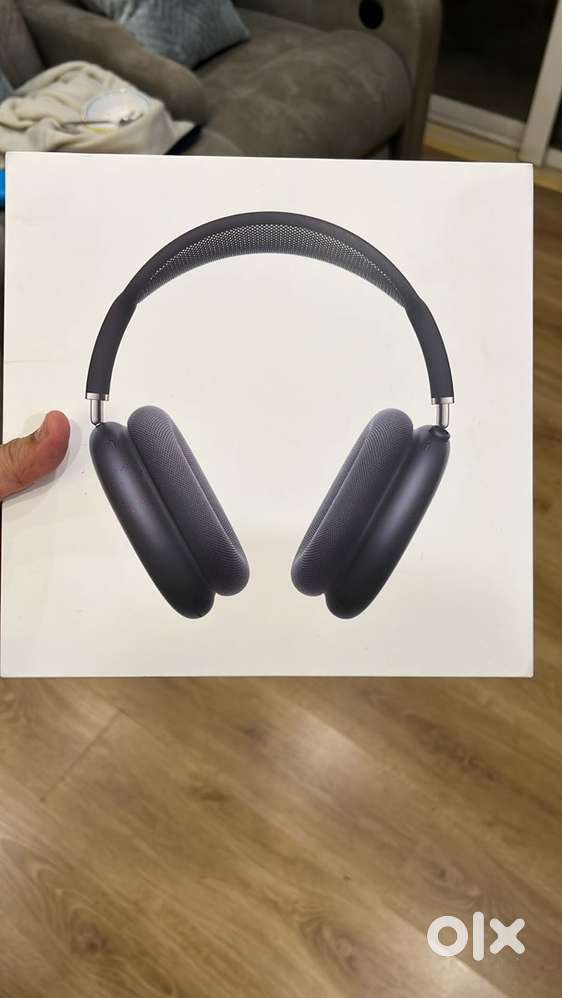 2025 Airpods Max with smart case (unopened and brand new)