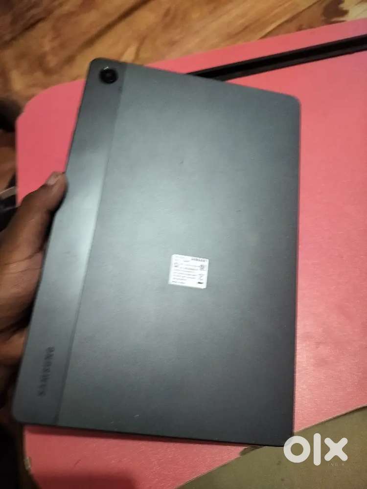 Gray colour. 8 128 hai. 1 year ka insurance bhi h. 0 scratch hai.