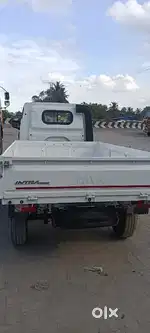 Commercial vehicle showroom