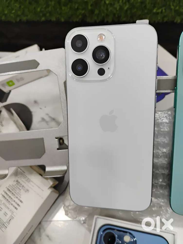 Apple i phone 14 white 2 month old 128 gb 95% battery health