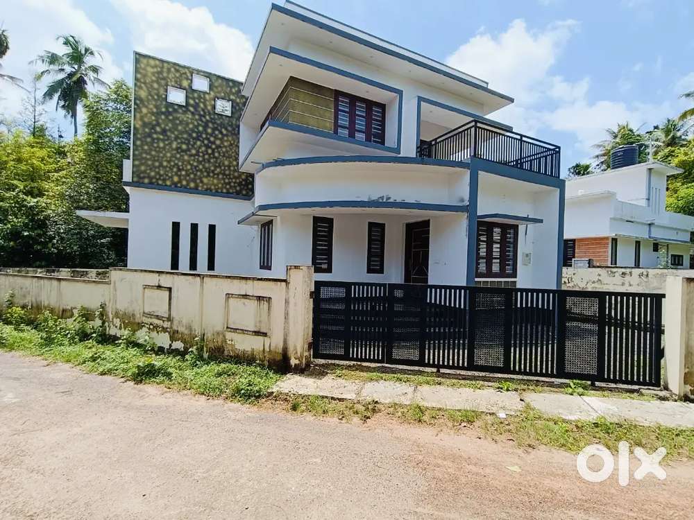 Chengamanad Chungam 4.650 Cent 3 Bhk Attached 1350 Sqft. New House