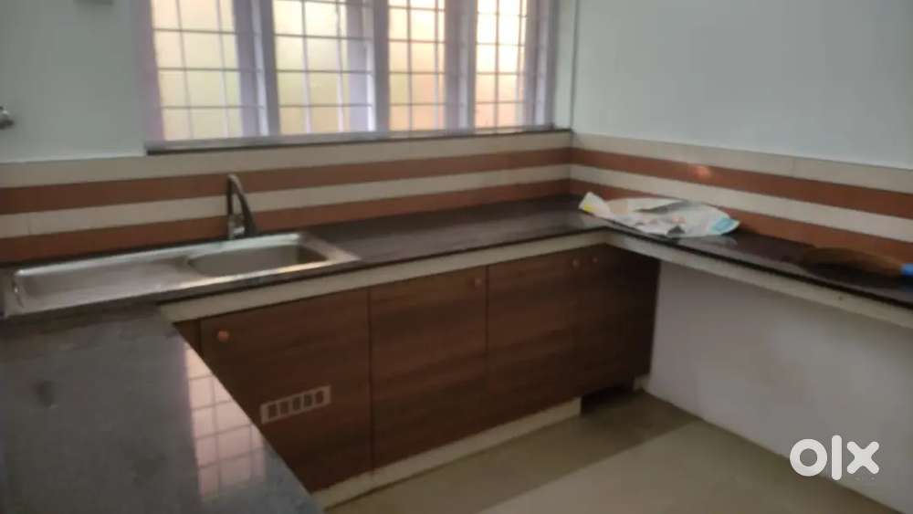 2bhk family house carparking 1st floor near felex road Thammanam 15000