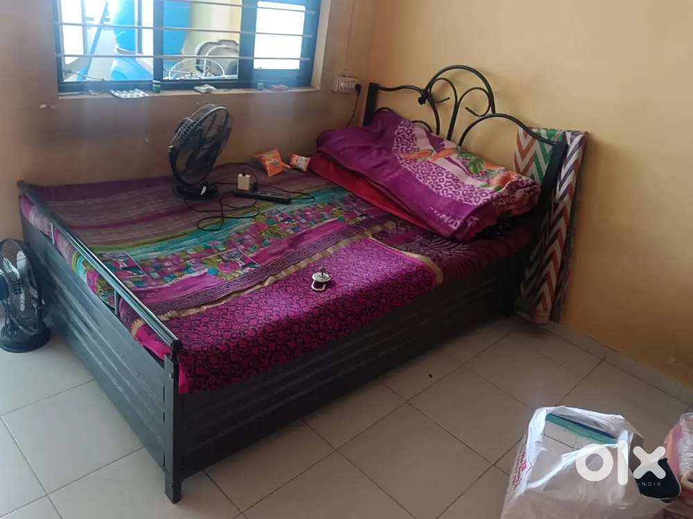 Bed with hydrolic storage