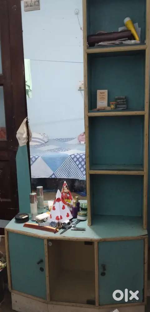 Dressing table urgent sale @800/-