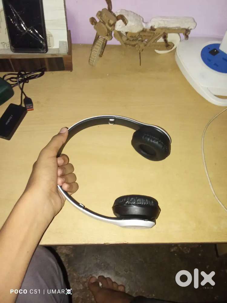 BRAND NEW HEADPHONES, WITH BOX , PURCHASED 4DAYS AGO