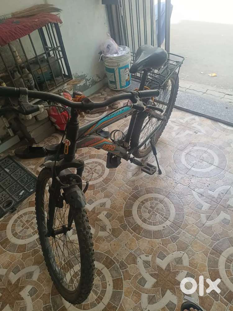 બ્લેક કલર માં ટોપ કન્ડીશન છે