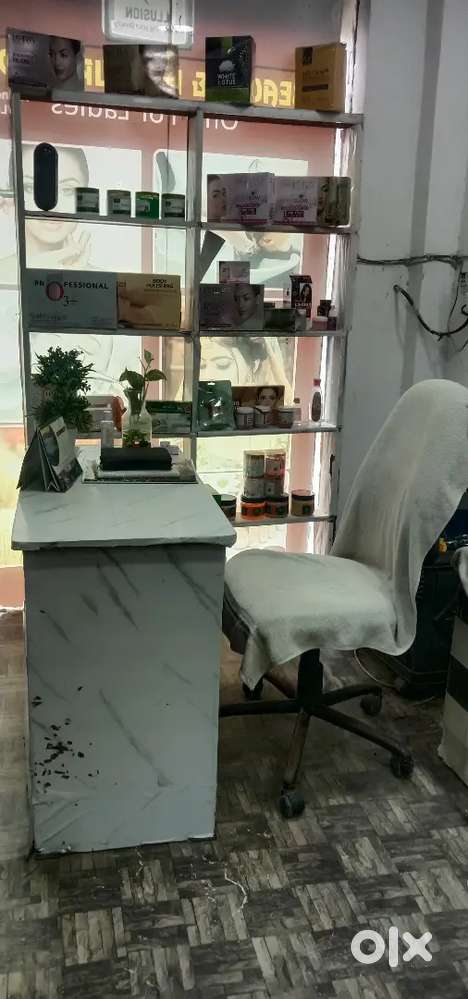 Running salon sell for 3 Lakh