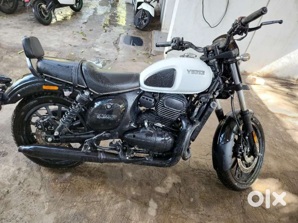 YEZDI ROADSTER 2022 WHITE 2100KM DRIVE