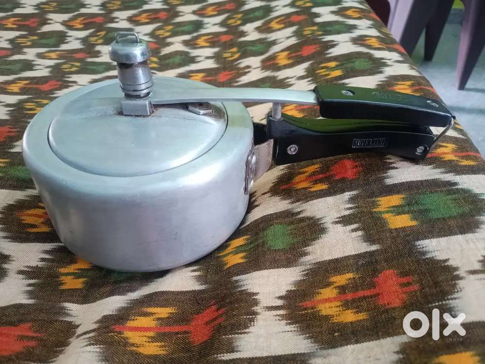 Hawkins 2 Litre Classic Aluminium Pressure Cooker, Excellent Condition