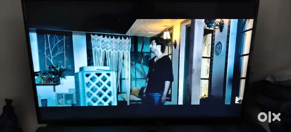 Cloud walker tv 43 inch with a line on screen