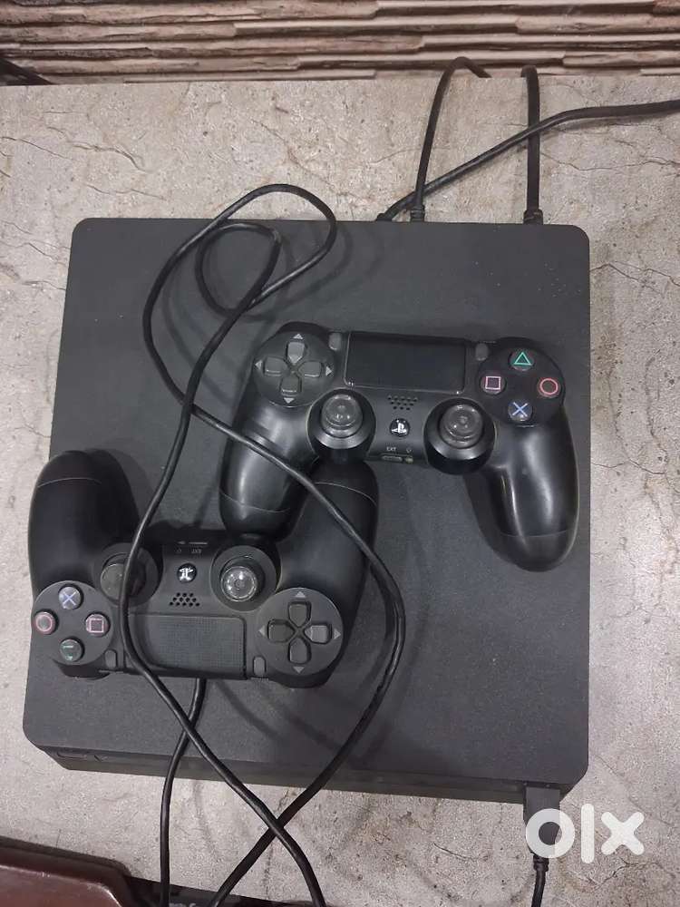 Ps4 1 TB with to controlers brand new condition