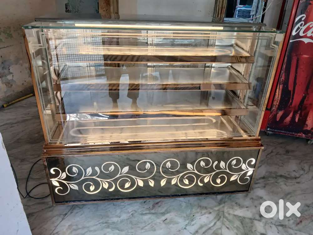 5 fitt sweets and backery colling counter