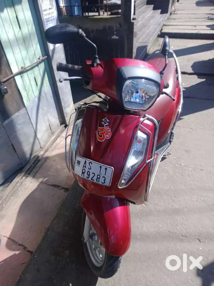 Suzuki Access 125 Scooty maroon