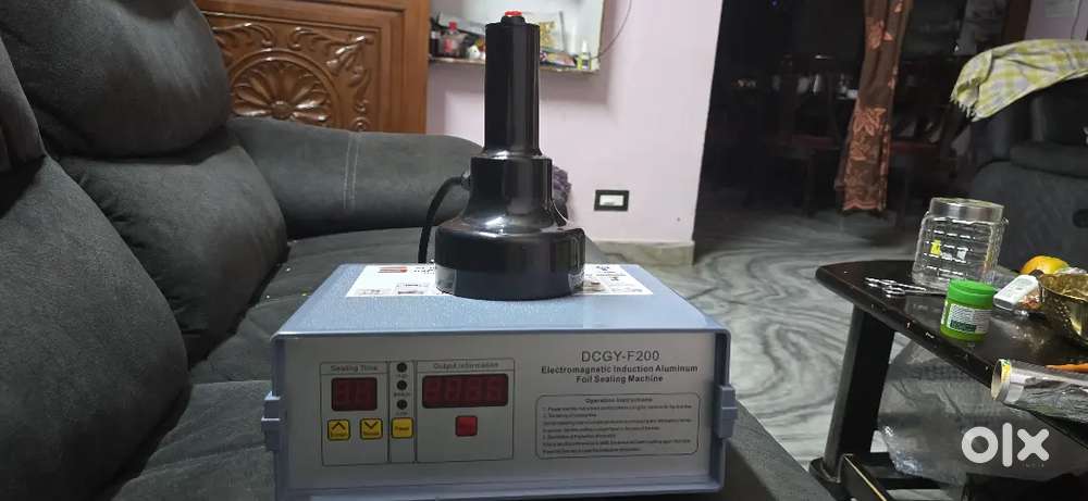 Electro magnetic induction aluminium foil sealing machine