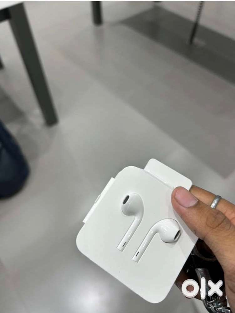 iPhone EarPods Lightning connector