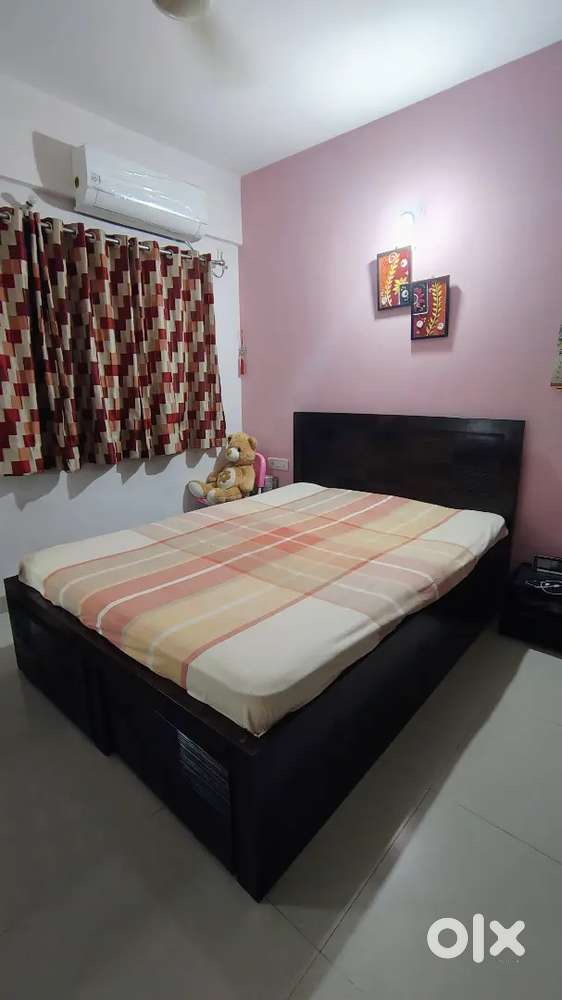 Selling Queen-size Sheesham wood bed with Storage