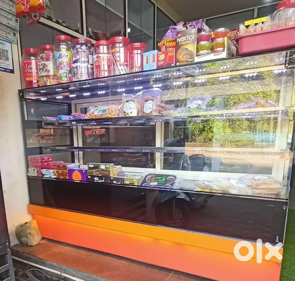 Display counter with hot and cold option