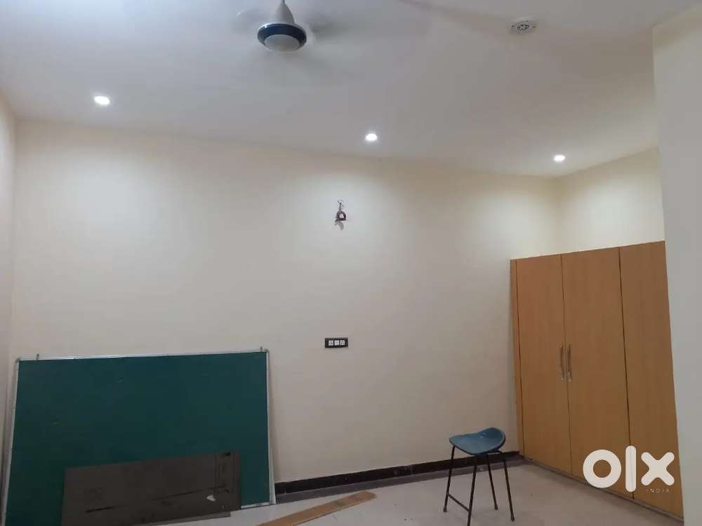 i furnished 2bhk (very big rooms) first floornear bank,atm