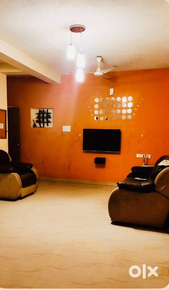 Road facing located on commercial area. High rent yielding, high UDS