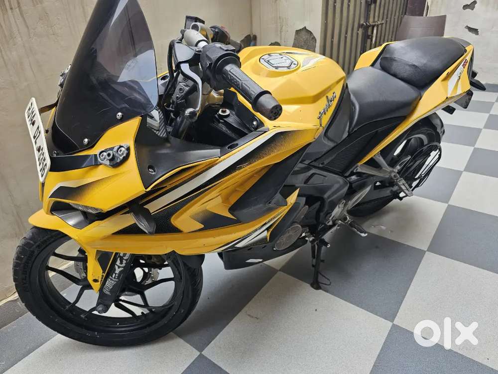 Pulsar rs200 in bumblebee edition