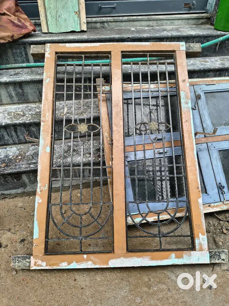 URGENT SALE ! 2 WOODEN WINDOWS