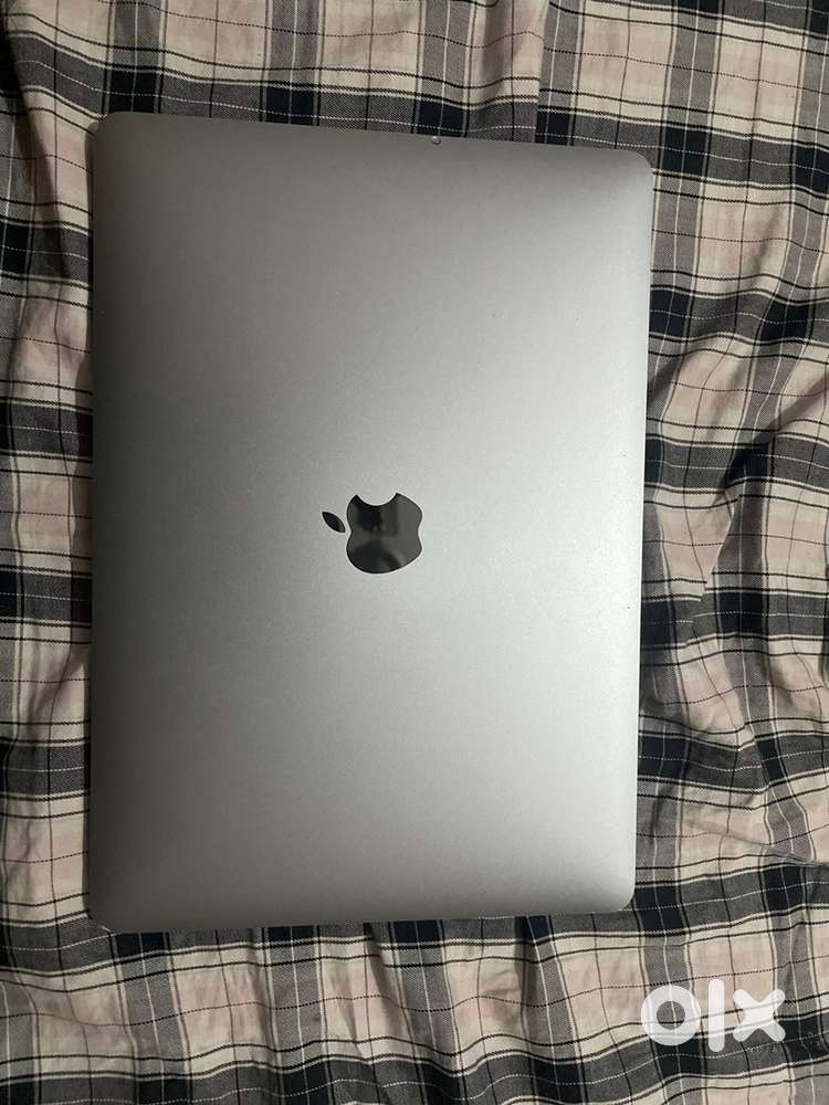 Selling my macbook pro 32 gb ram 2 tb storage i7 2020 in flawless conf