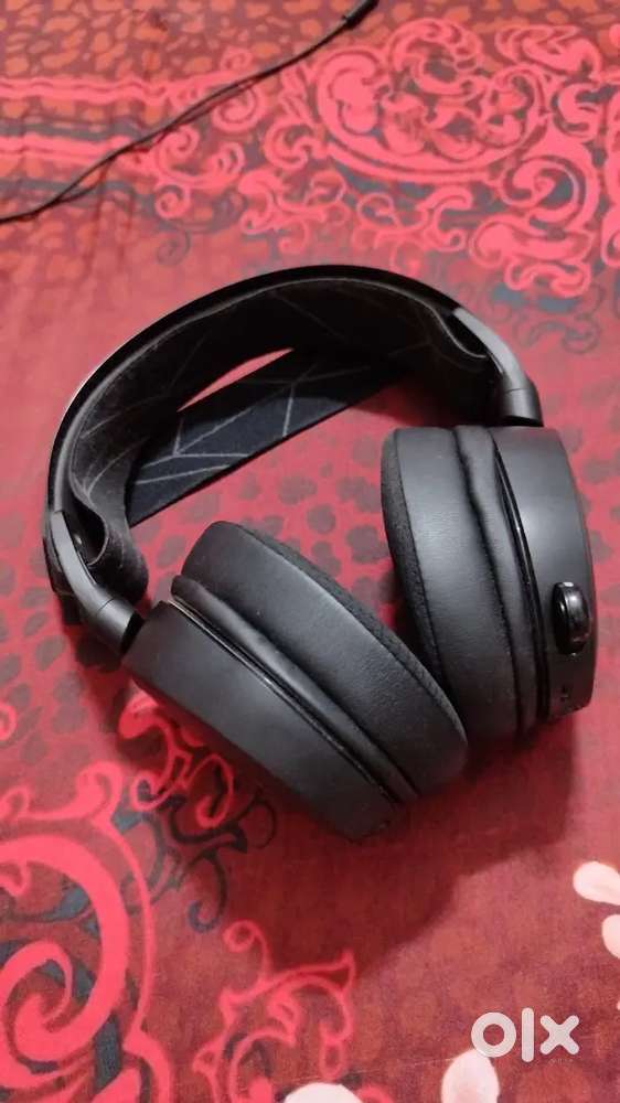 SteelSeries Arctis 7 (Champion Edition with attached cooling pads)