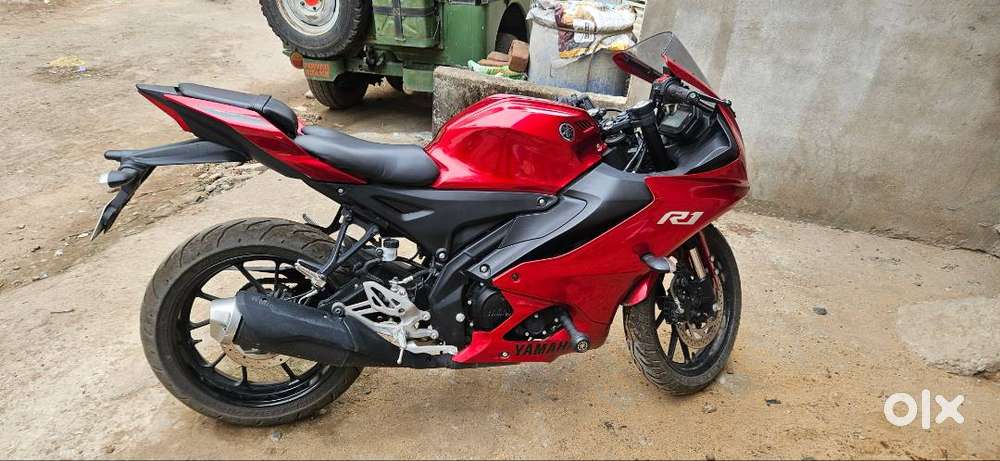 YAMAHA R15 RED, SHOWROOM CONDITION.