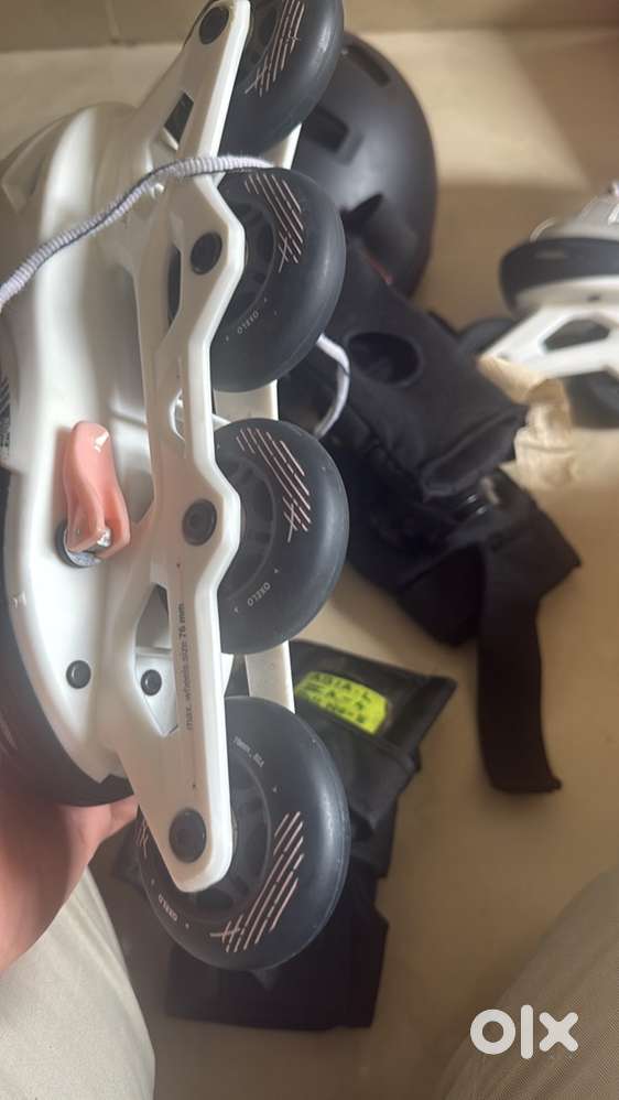 Decathlon skates and guards