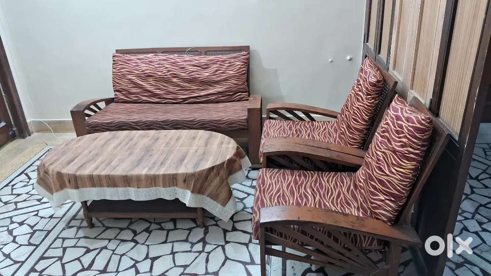 Antigue sofa and table