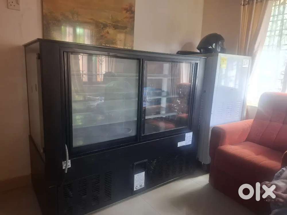 Urgent Sale Western Cake Brand New Chiller and Soft ice cream for sale