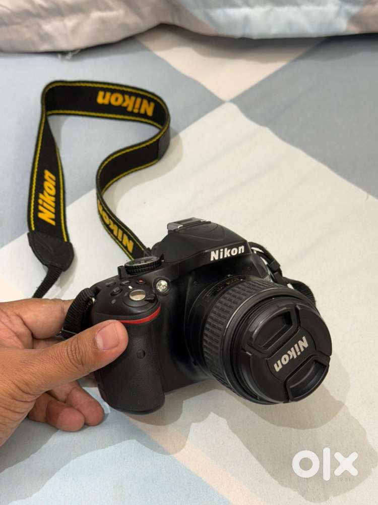  Nikon D5200 DSLR Camera – Excellent Condition