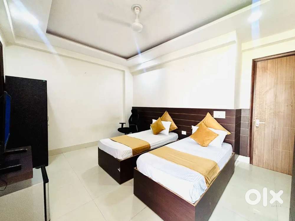 PG Near Unitech Sunbreeze, Vistara Airlines, JSW, Usha, adidas, Vipul