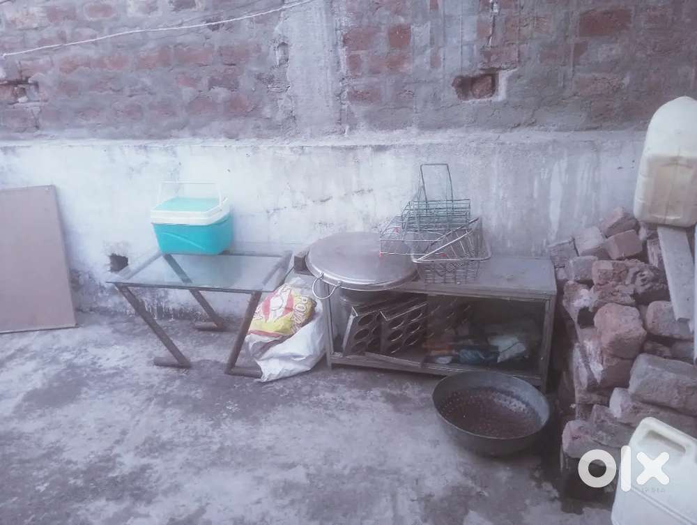 Diner table n food bracket