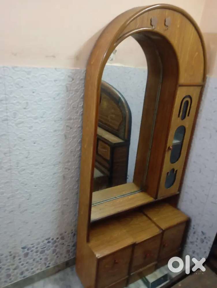 Dressing table size 6 by 6 '  mirror with drawers very good condition