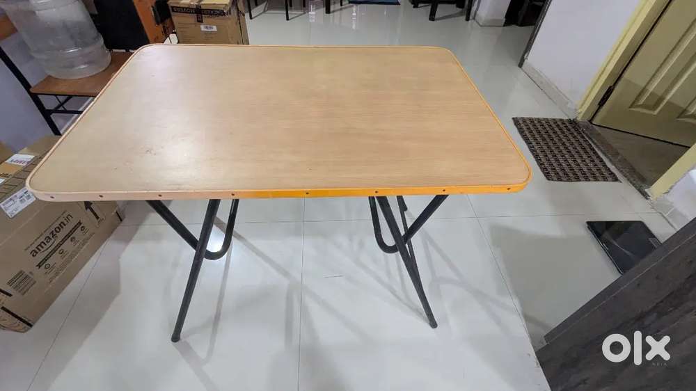 Folding table