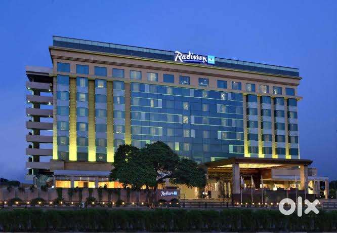 Waiter job 5 star hotel khana rhna free