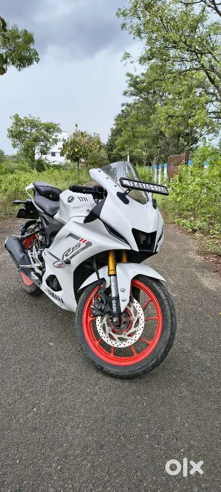 Yamaha R15 V4 Ignition White – Top End Model (2023 Edition)