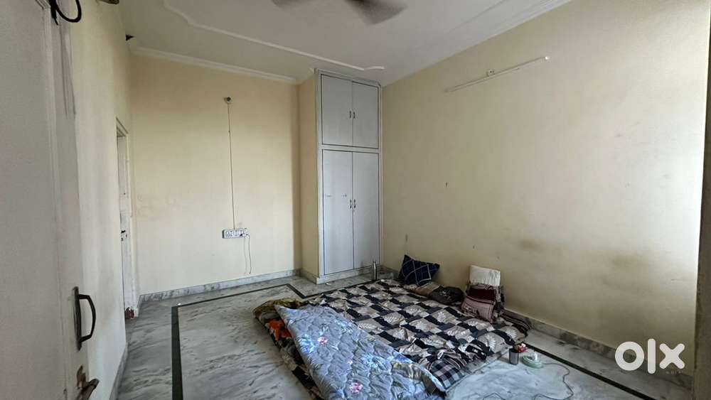 1 room in 3 bhk flat sharing bathroom sharing kitchen