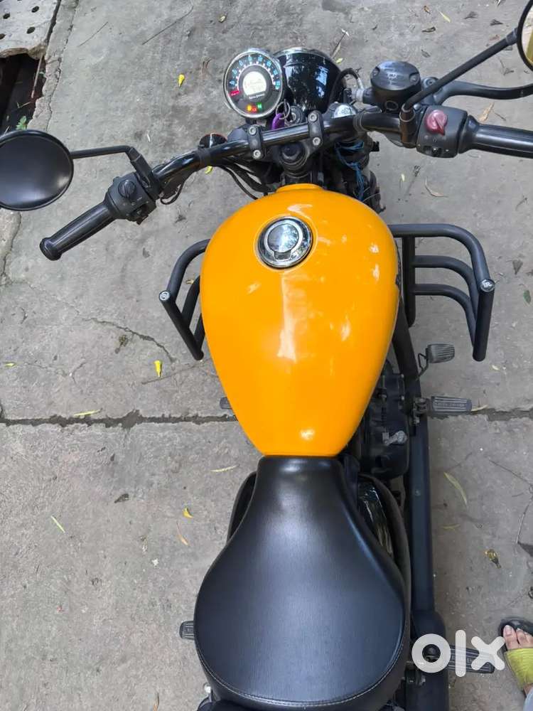 VERY NEW ROYAL ENFIELD METEOR 350 MOTOR CYCLE IN YELLOW SHINING COLOUR