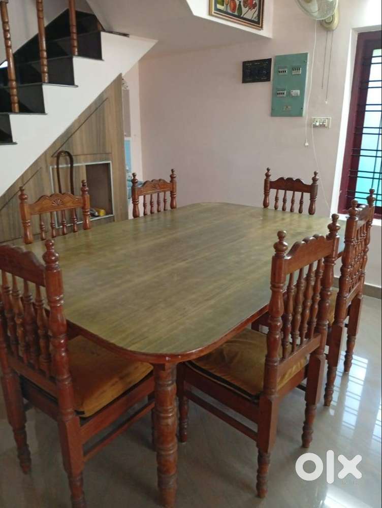 6 SEATER FIRST QUALITY TEAK WOOD DINING TABLE FOR IMMEDIATE SALE